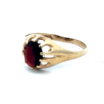 9ct yellow gold ring size V by Reeves and Sons, close-up of the polished band with subtle shine and smooth surface.