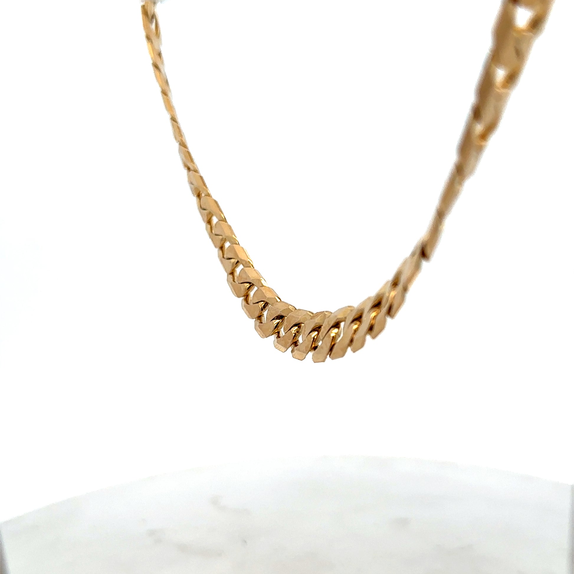 9ct yellow gold curb chain weighing 60.2g with a classic link design, crafted by Reeves and Sons.