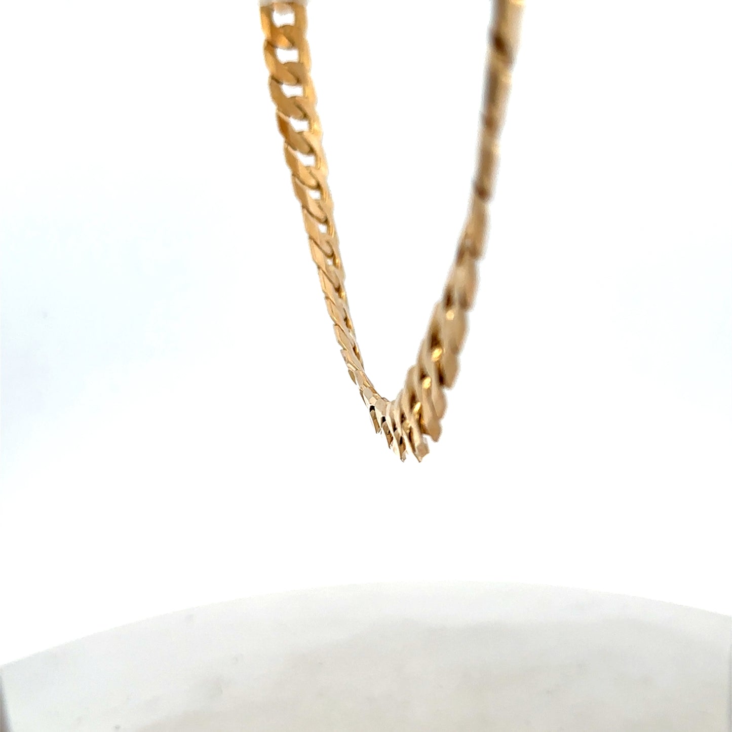 9ct yellow gold curb chain from Reeves and Sons, weighing 60.2g, with a close-up showing the linked chain design.