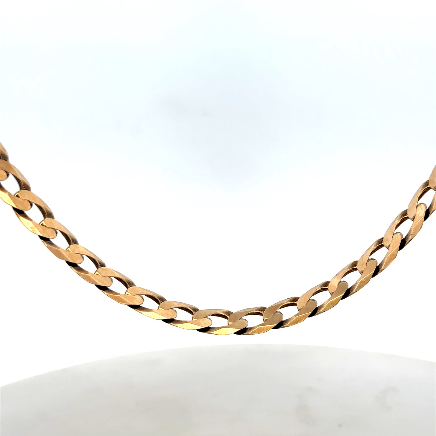 9ct yellow gold curb chain weighing 30.1g, shiny jewelry chain from Reeves and Sons, detailed close-up of chain links.