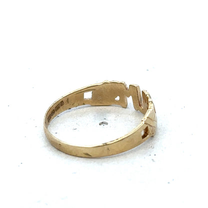 9ct yellow gold MUM ring in size O by Reeves and Sons, featuring a polished band and engraved inscription.
