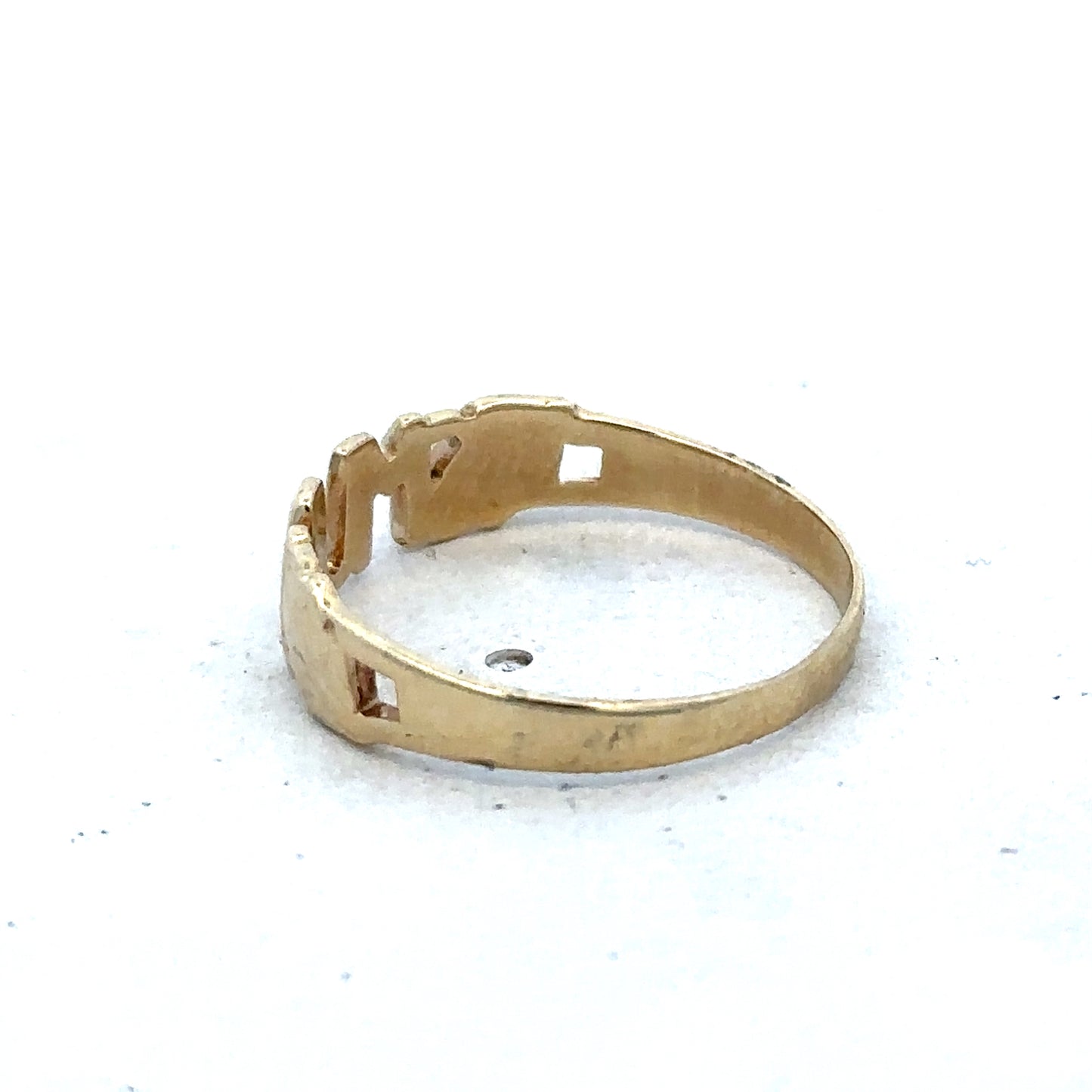9ct yellow gold MUM ring in size O by Reeves and Sons, featuring a polished band and engraved detail.