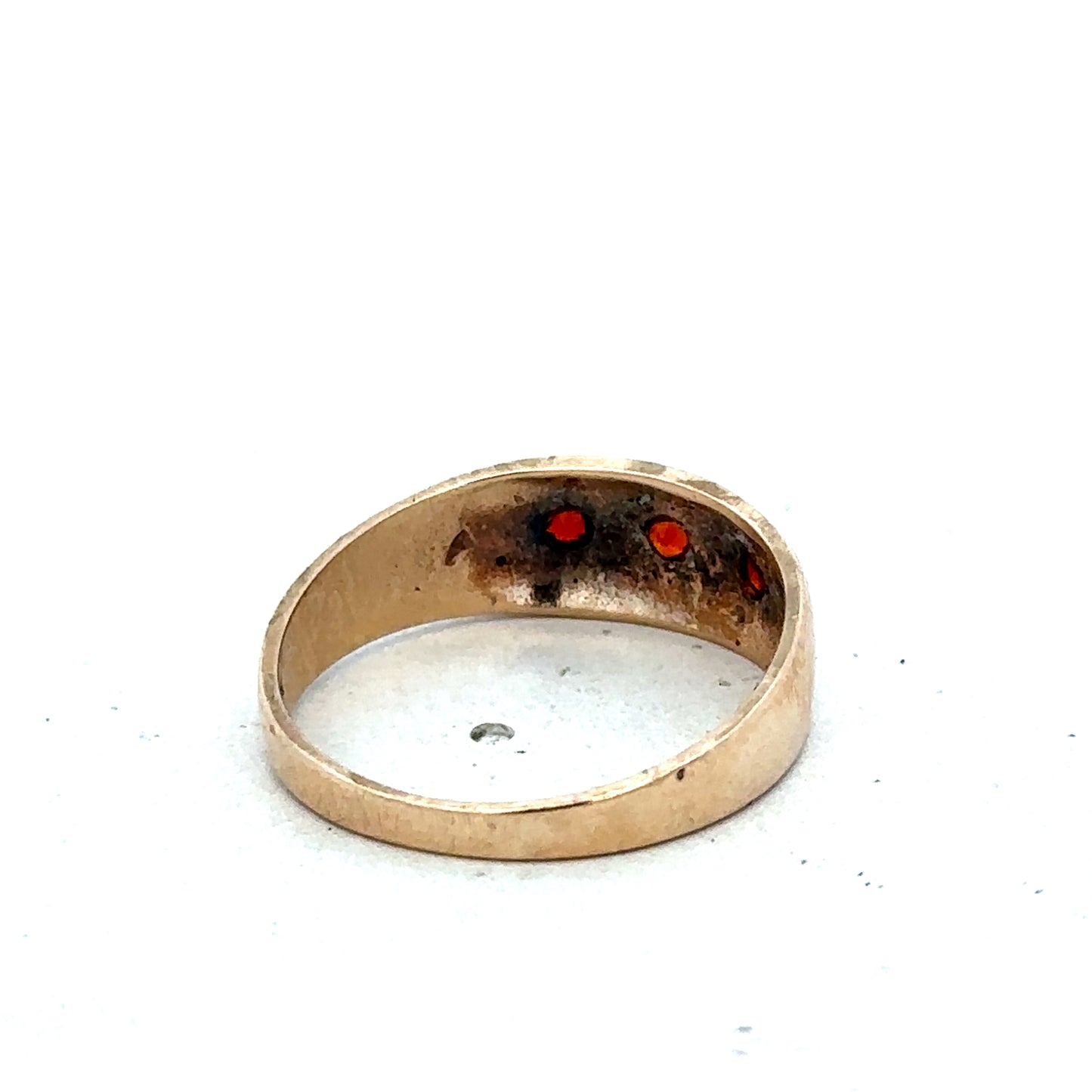 9ct yellow gold garnet ring in size N with a polished band, featuring a vibrant central garnet gemstone.