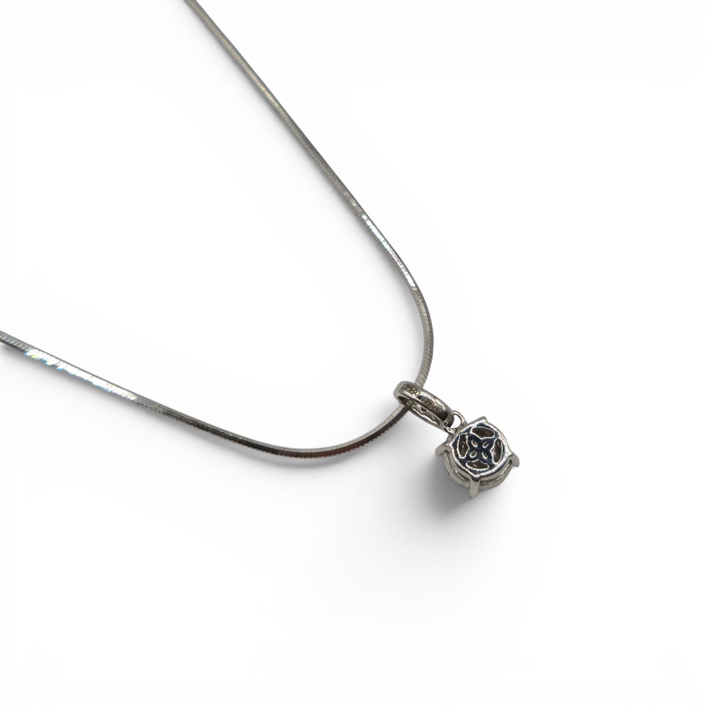 18ct white gold diamond cluster pendent and chain sh27250b