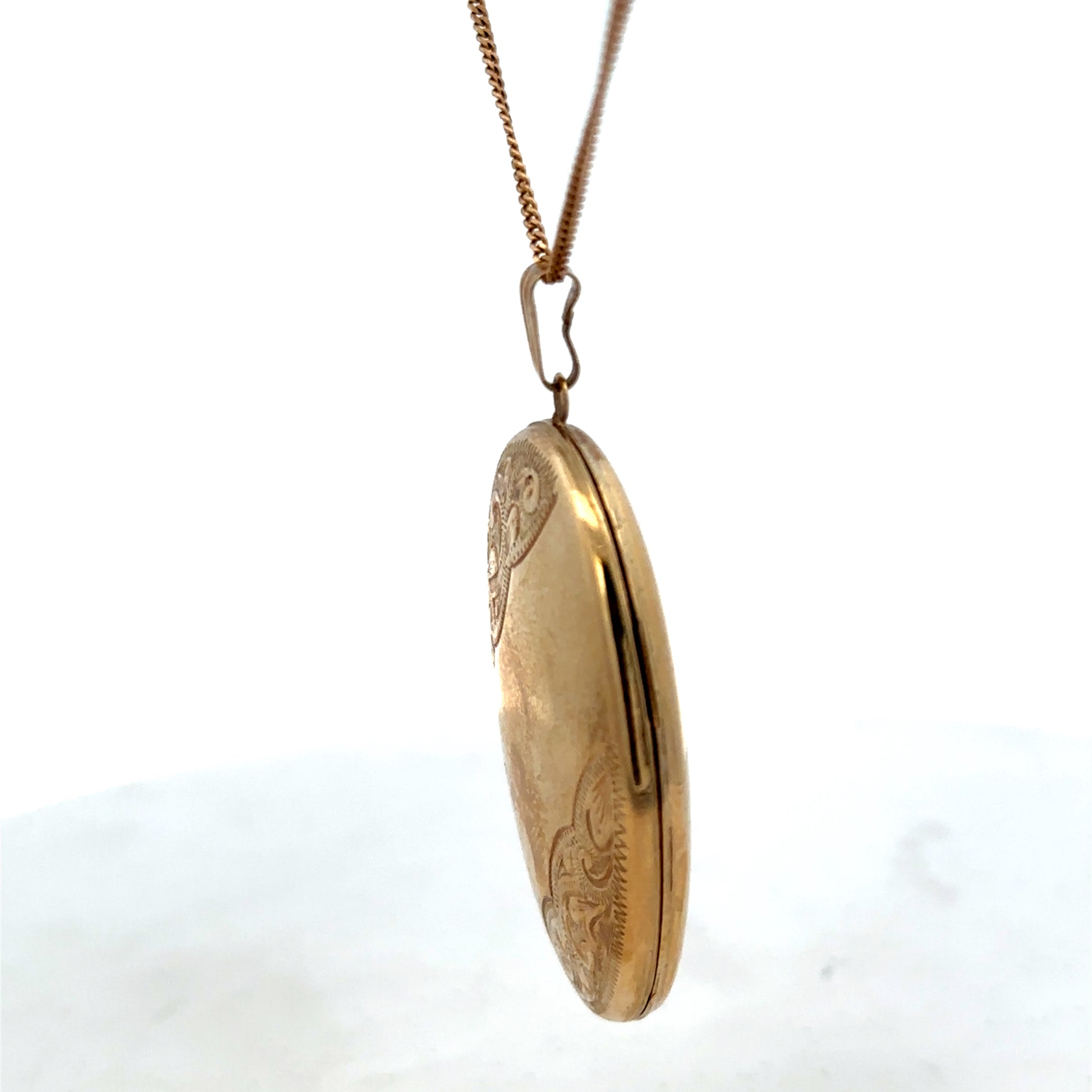 Reeves and Sons 9ct yellow gold locket pendant, 6.6g, classic oval design, detailed craftsmanship, jewelry accessory.