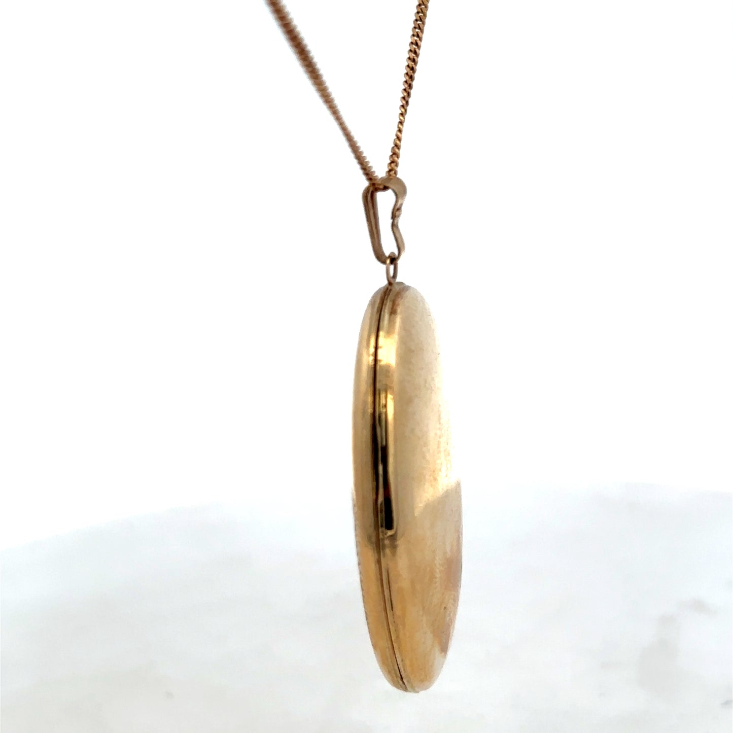 9ct yellow gold locket pendant by Reeves and Sons, weighing 6.6g, with intricate design and polished finish.