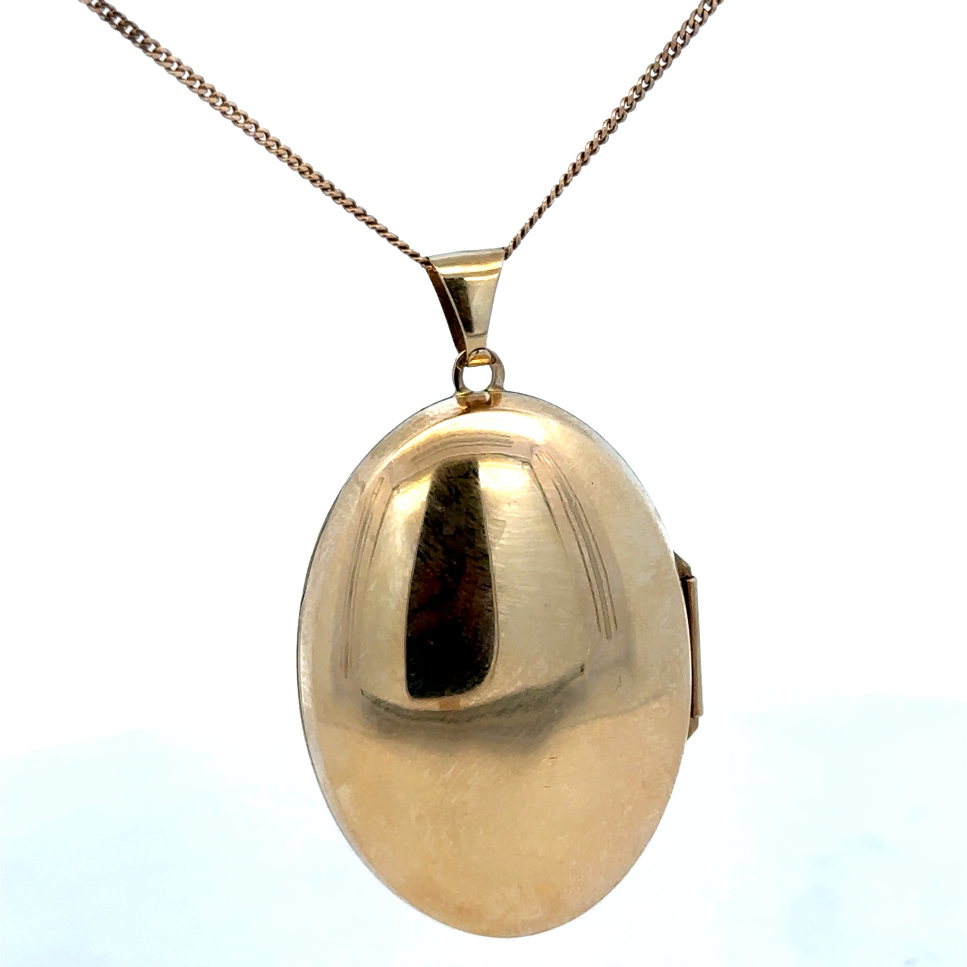 Reeves and Sons 9ct yellow gold locket pendant, 6.3g, showcasing a classic oval design with polished finish.
