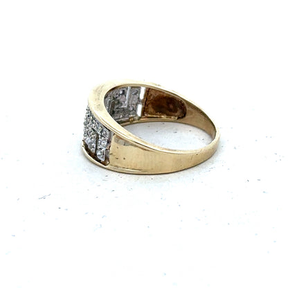 9ct yellow gold diamond ring with a central diamond, size O, featuring a classic design from Reeves and Sons.