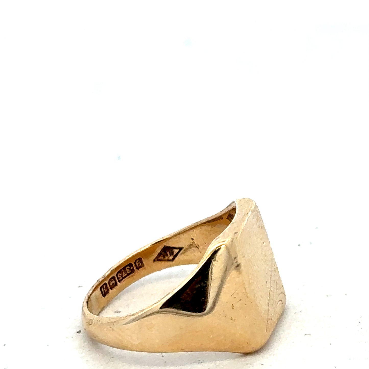 9ct yellow gold signet ring size P1/2 (Sh27490b)