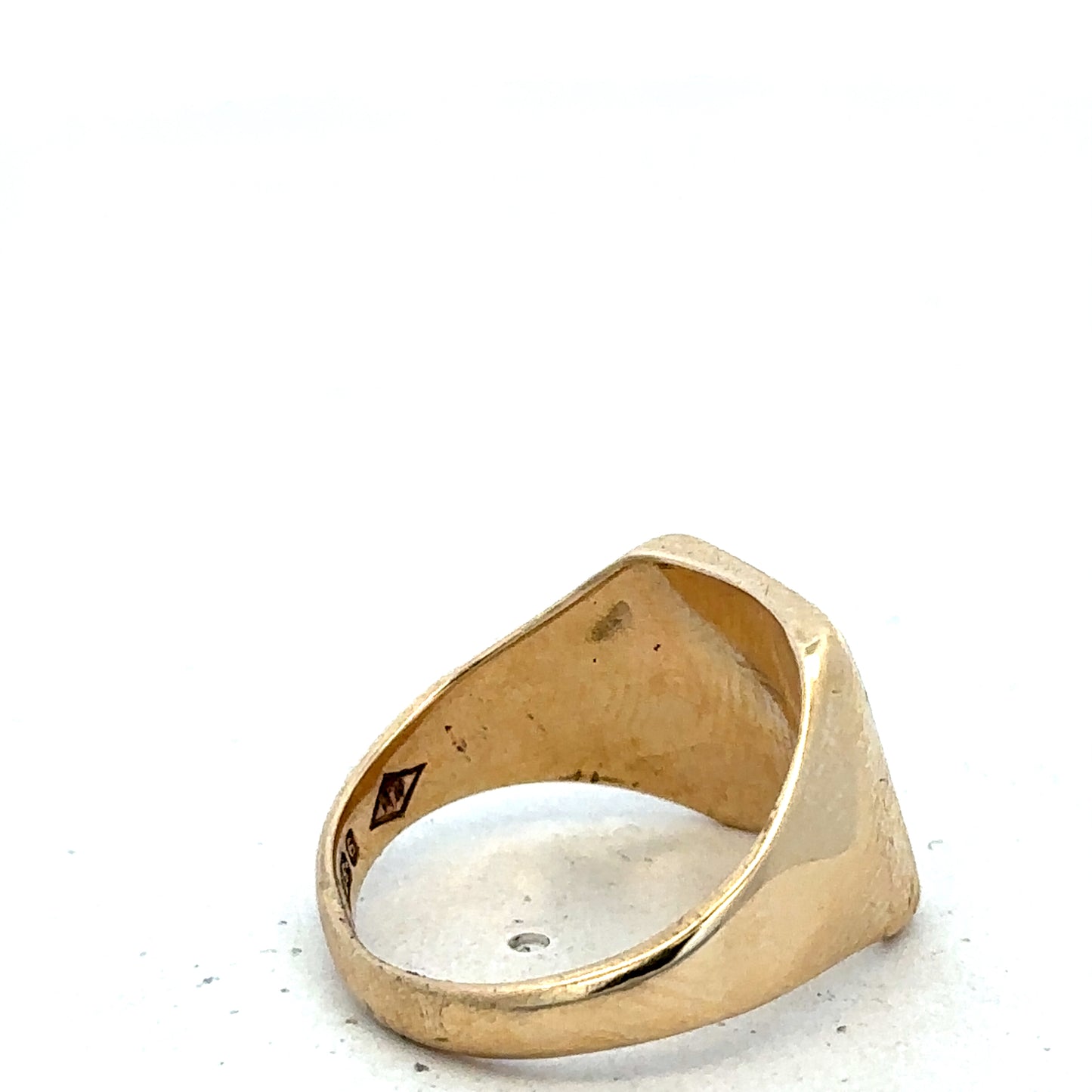 9ct yellow gold signet ring size P1/2 (Sh27490b)