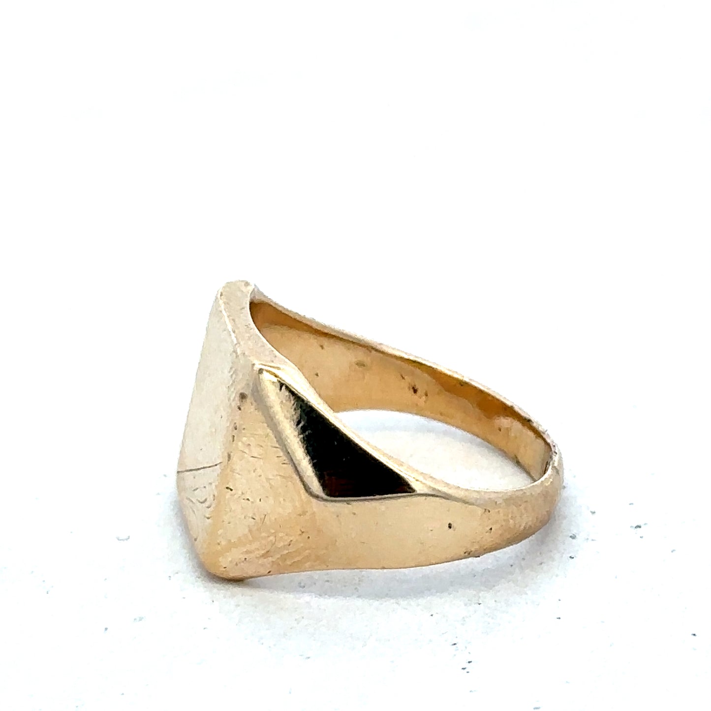 9ct yellow gold signet ring size P1/2 (Sh27490b)