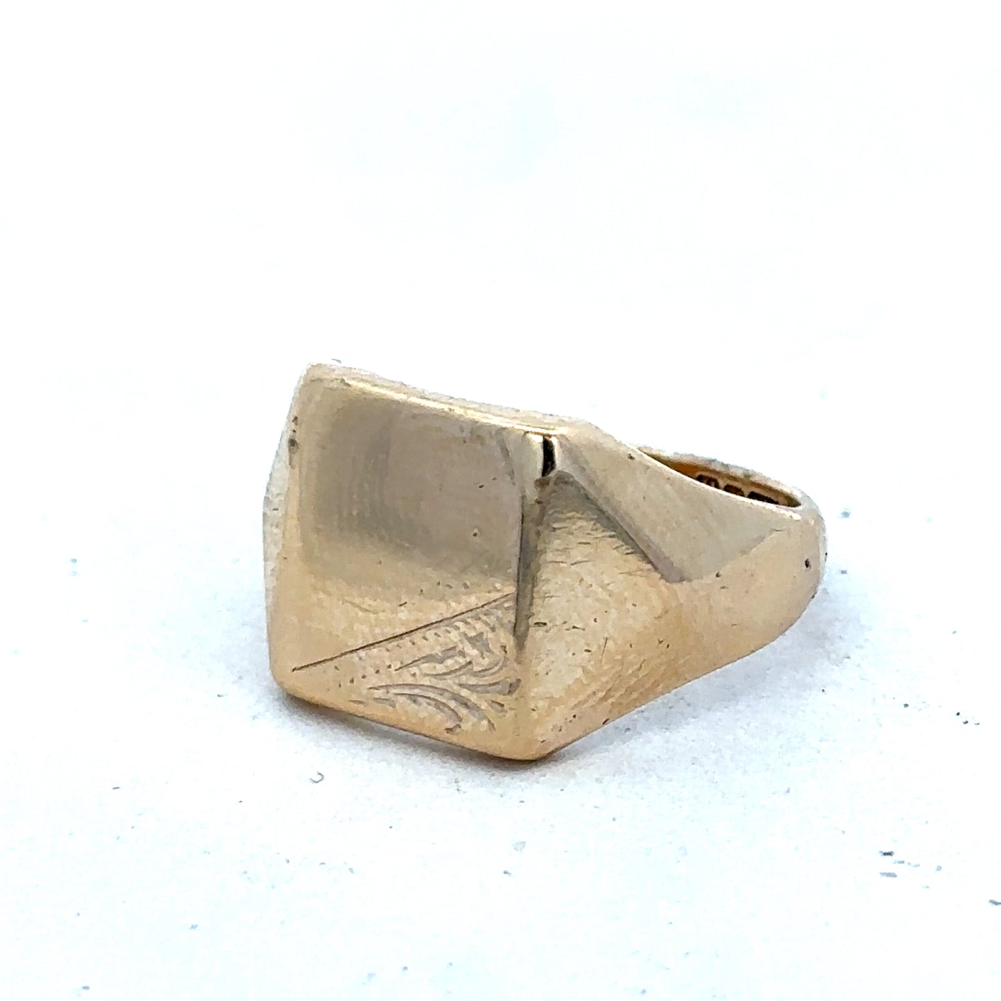 9ct yellow gold signet ring size P1/2 (Sh27490b)