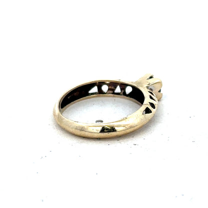 9ct yellow gold ring size M from Reeves and Sons, close-up of smooth band with polished finish.