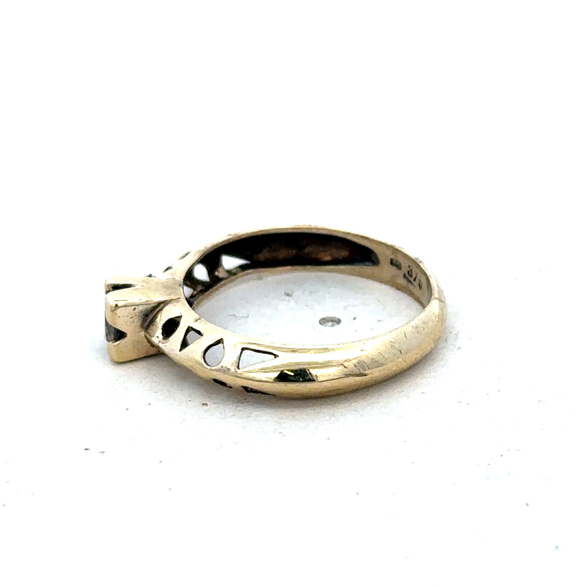 9ct yellow gold ring in size M from Reeves and Sons, showcasing a polished band with a smooth finish.