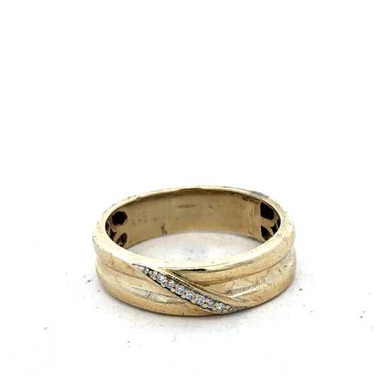 9ct yellow gold diamond ring in size Q with sparkling diamonds, crafted by Reeves and Sons.