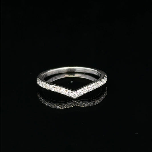 Reeves and Sons platinum diamond ring featuring a sparkling central diamond and elegant band design.