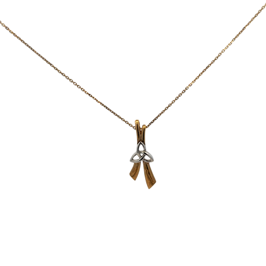 9ct yellow gold chain with pendant, Reeves and Sons, 2.4g, close-up of the elegant gold jewelry on a white background