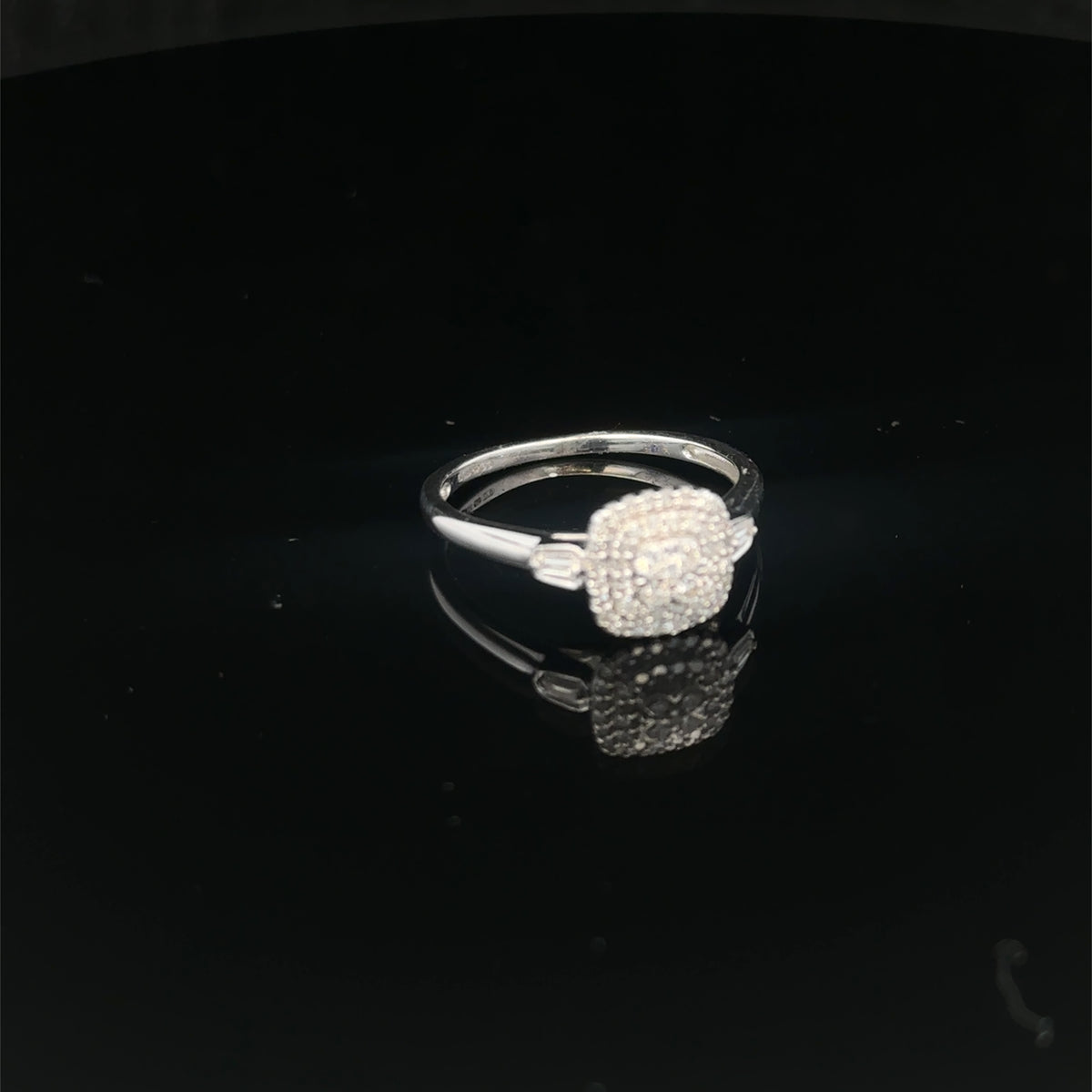 9ct white gold diamond cluster ring  sh27368b