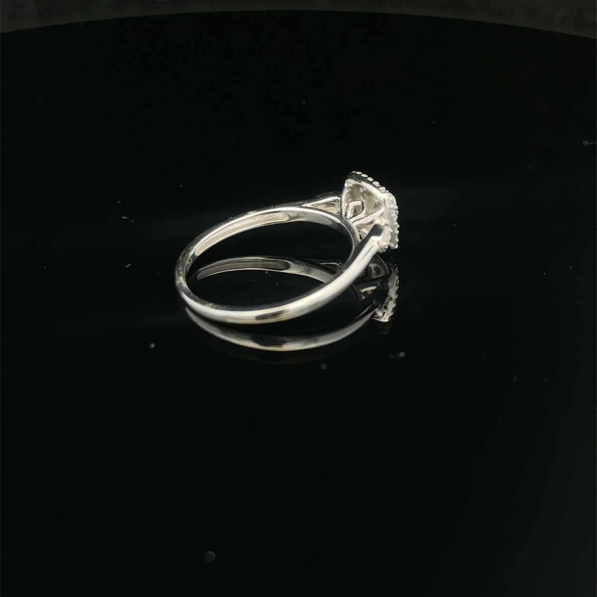 9ct white gold diamond cluster ring  sh27368b