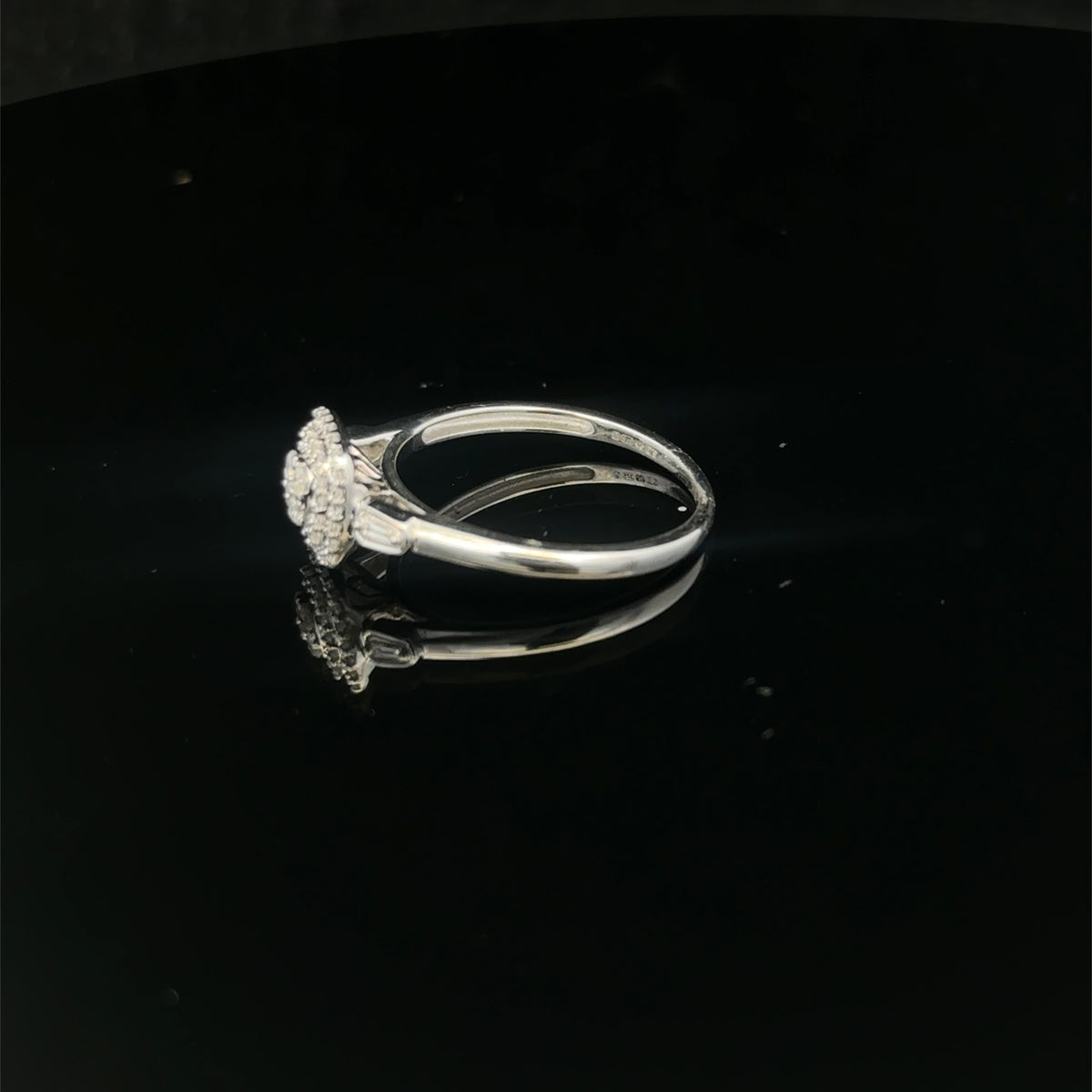 9ct white gold diamond cluster ring  sh27368b