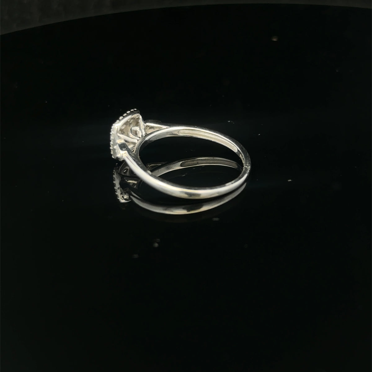 9ct white gold diamond cluster ring  sh27368b
