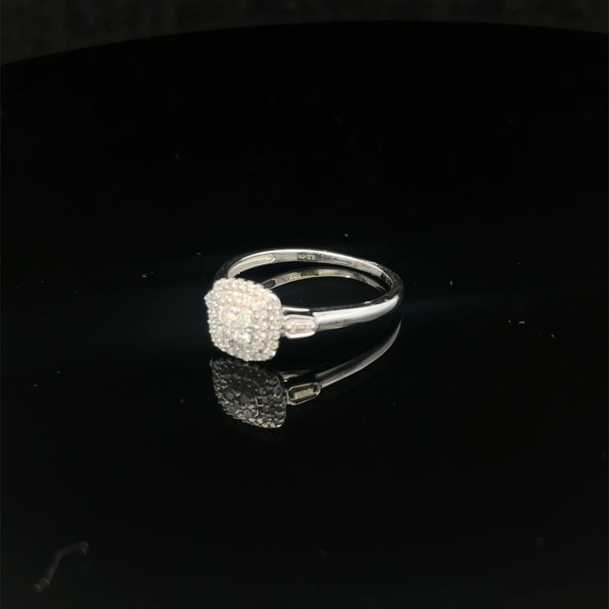 9ct white gold diamond cluster ring  sh27368b