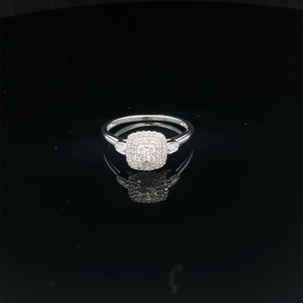 9ct white gold diamond cluster ring  sh27368b