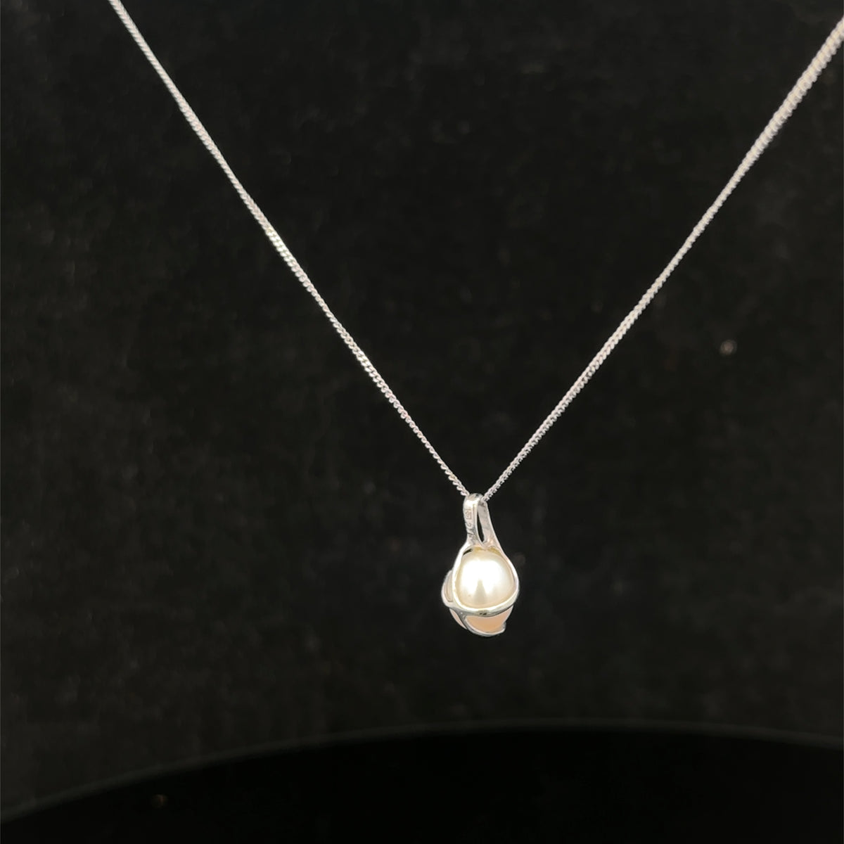 9ct white gold chain and pendant 1.6g (sh26212b)