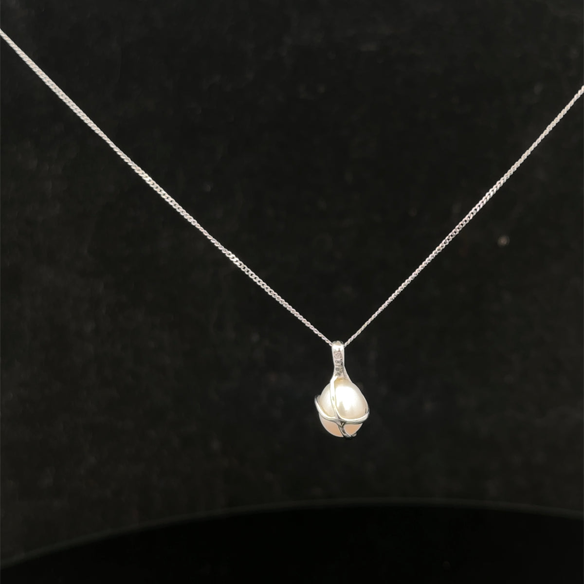 9ct white gold chain and pendant 1.6g (sh26212b)