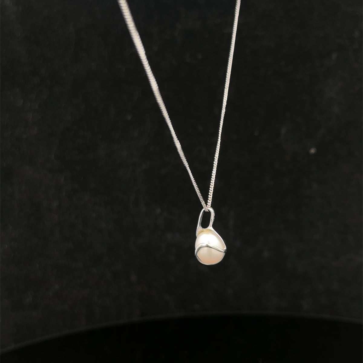 9ct white gold chain and pendant 1.6g (sh26212b)