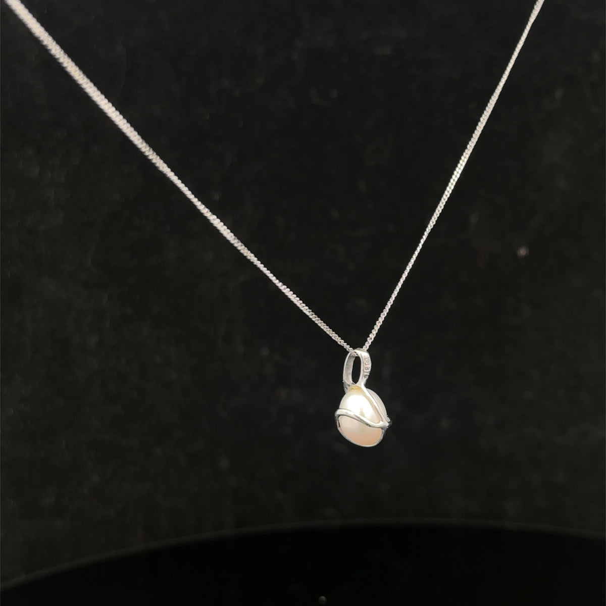 9ct white gold chain and pendant 1.6g (sh26212b)