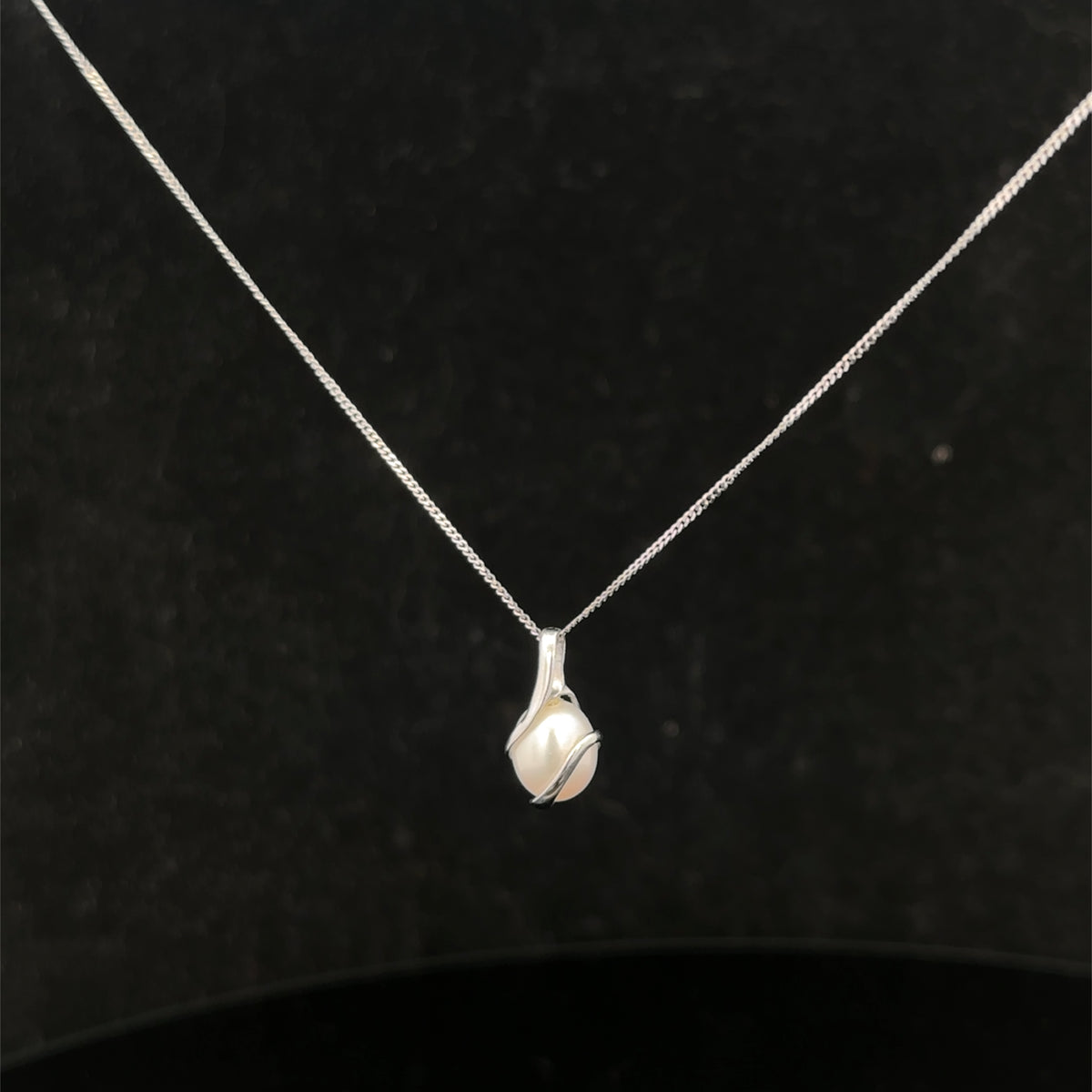 9ct white gold chain and pendant 1.6g (sh26212b)
