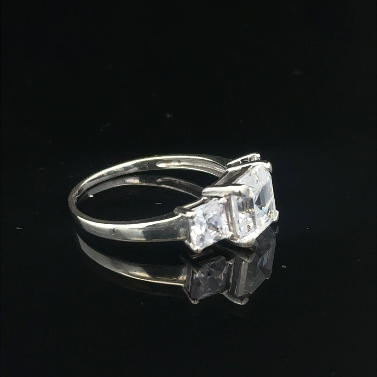 9ct white gold ring size Q1/2 (Sh27886b)