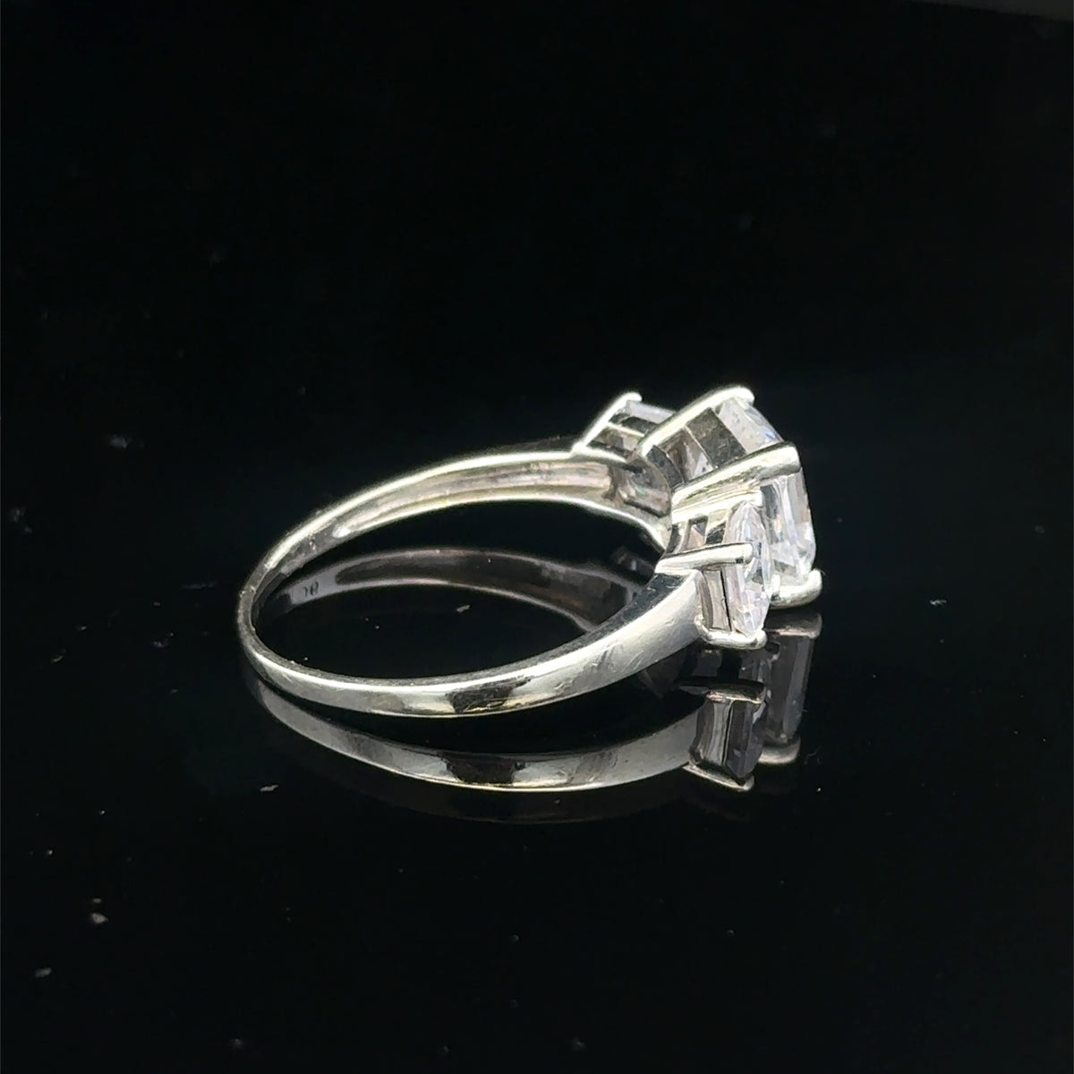9ct white gold ring size Q1/2 (Sh27886b)