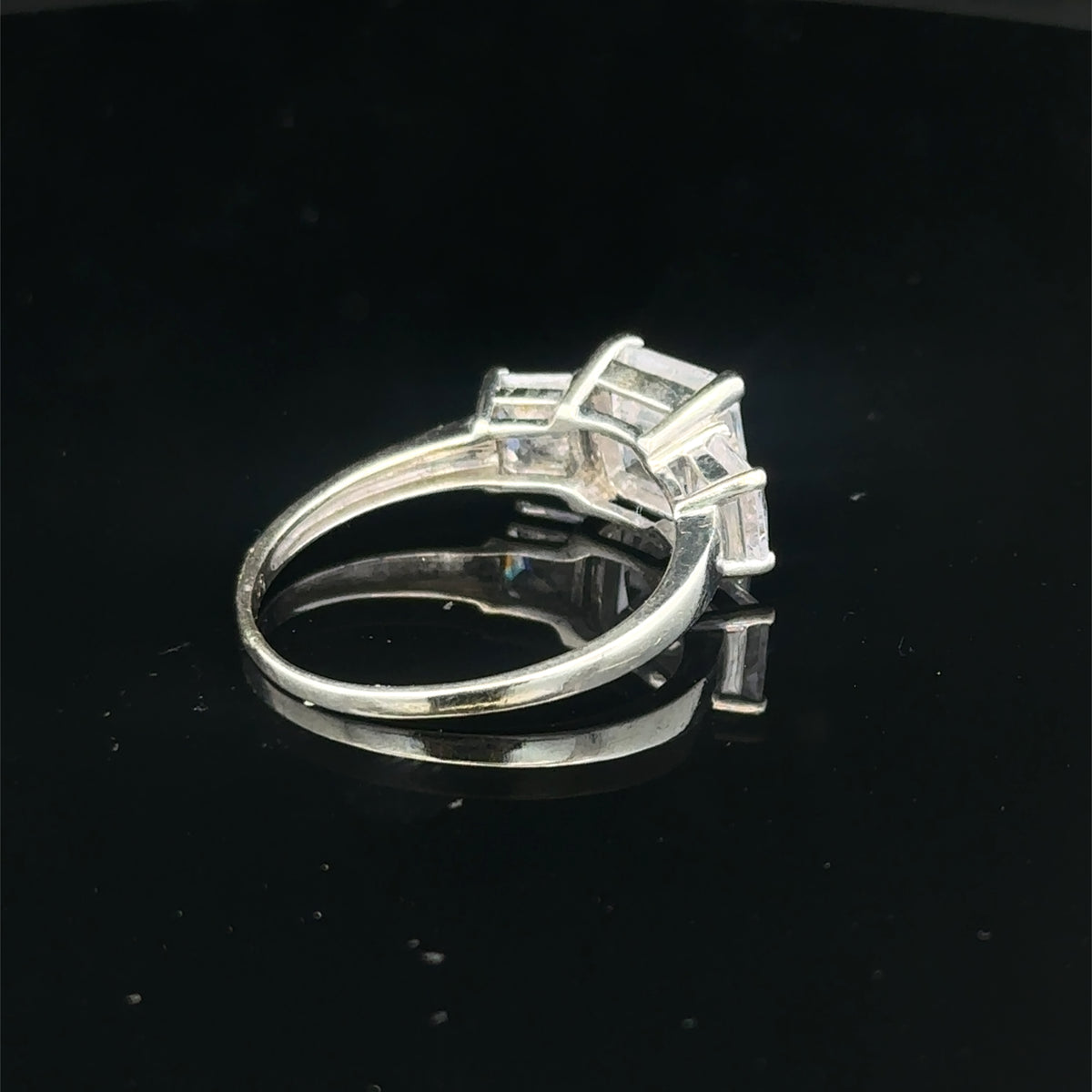9ct white gold ring size Q1/2 (Sh27886b)
