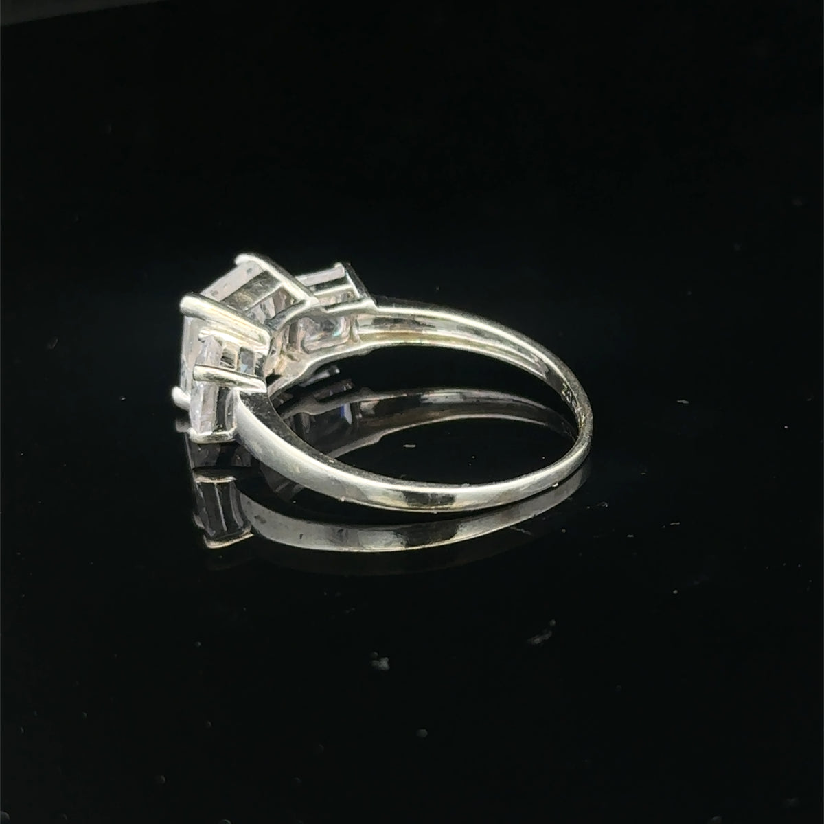 9ct white gold ring size Q1/2 (Sh27886b)