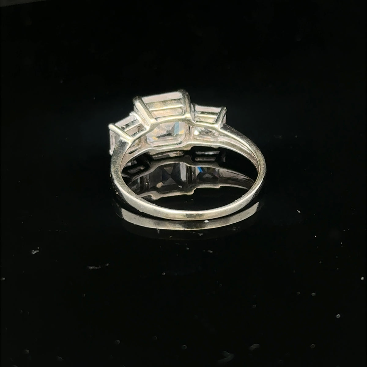 9ct white gold ring size Q1/2 (Sh27886b)