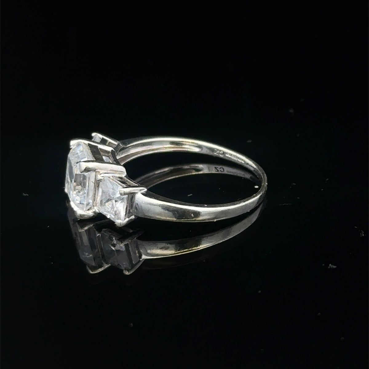 9ct white gold ring size Q1/2 (Sh27886b)