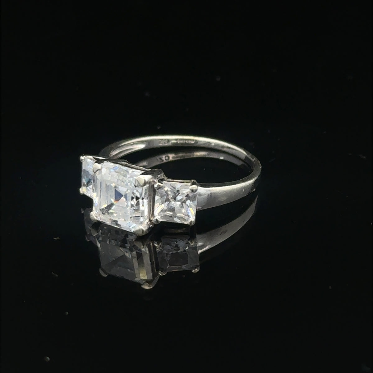 9ct white gold ring size Q1/2 (Sh27886b)