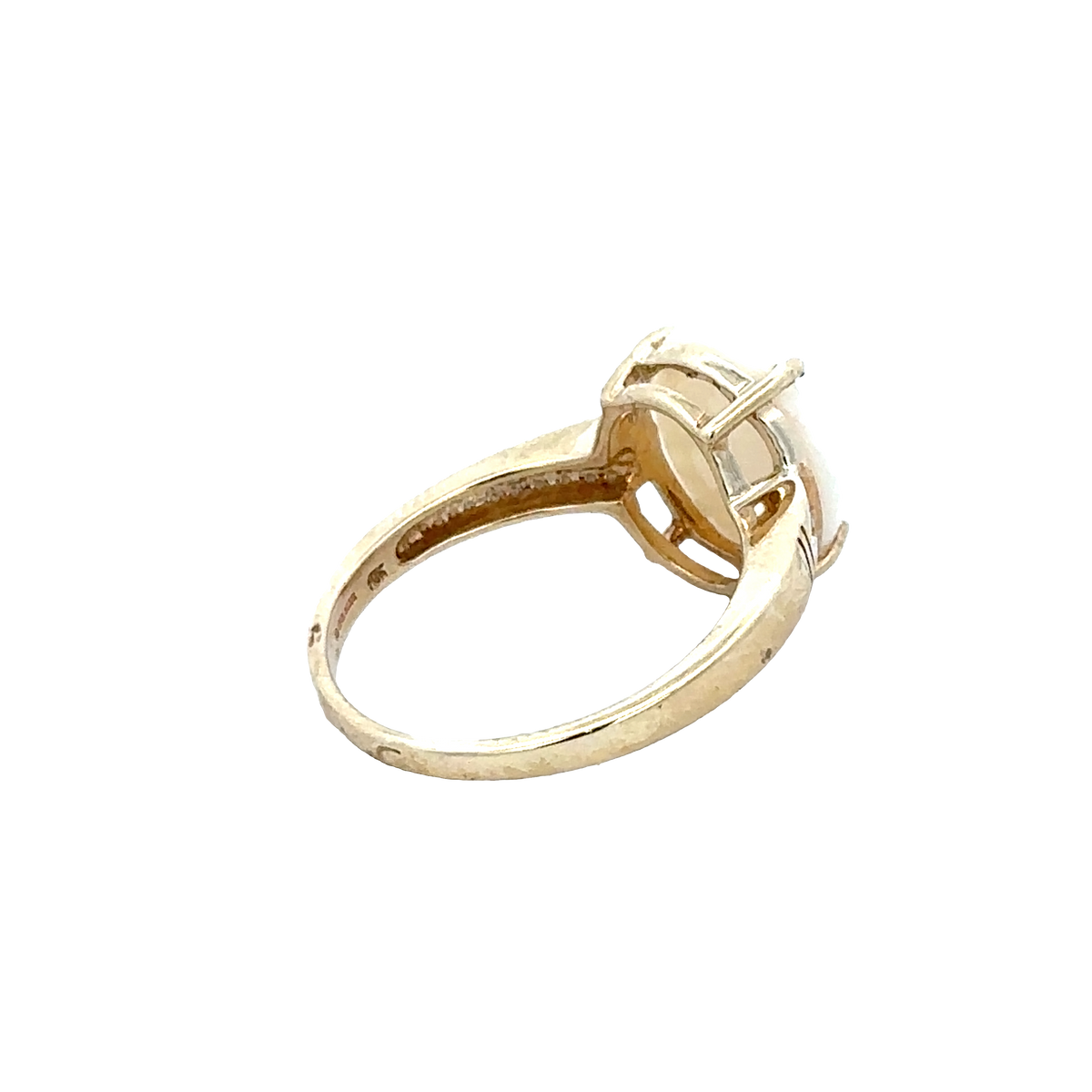 9ct yellow gold Reeves and Sons ring, size N1/2, close-up view