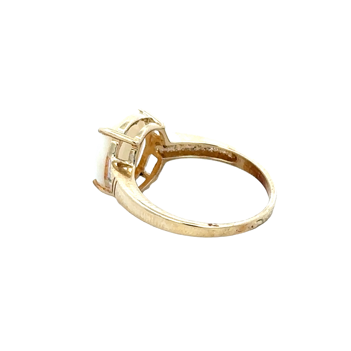 9ct yellow gold Reeves and Sons ring, size N1/2, photographed on a plain background