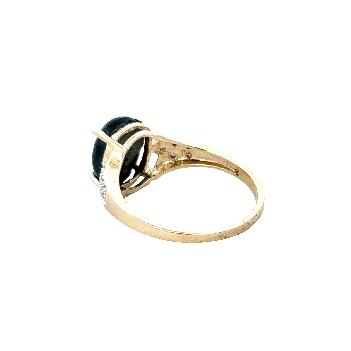 9ct yellow gold Reeves and Sons ring, size N, close-up view