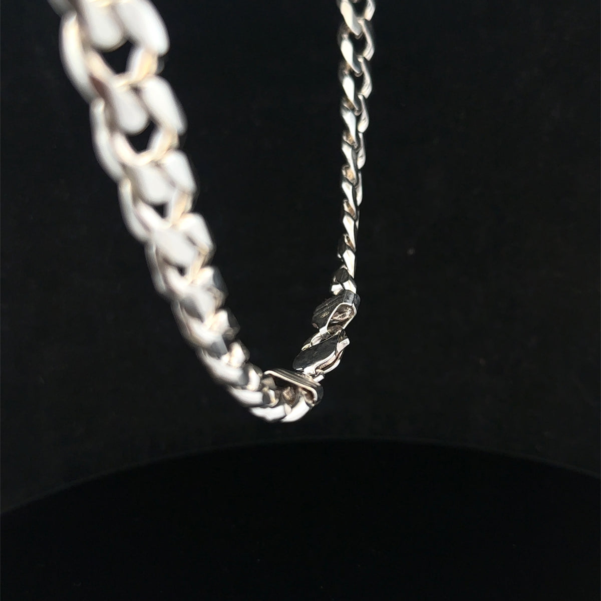 Reeves and Sons silver curb chain, 108.1g, close-up view (sh25323l)