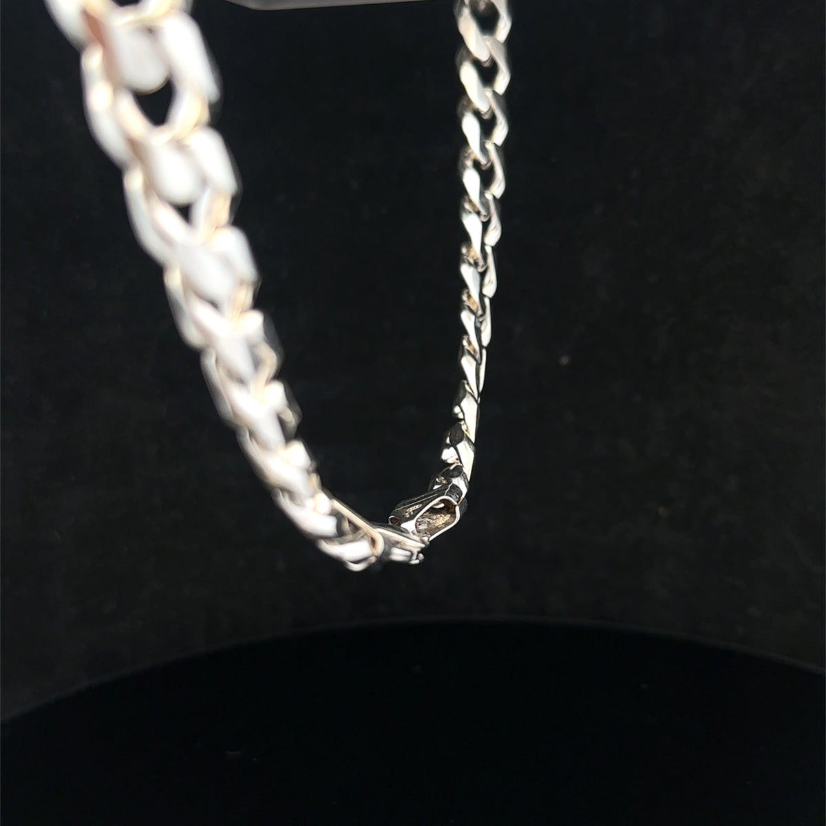 Reeves and Sons silver curb chain, 108.1g, close-up view (sh25323l)