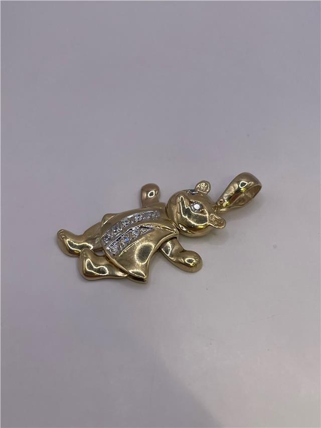 9ct gold pendant weighing 8.9g with intricate design, displayed on a neutral background, showcasing its elegant craftsmanship.