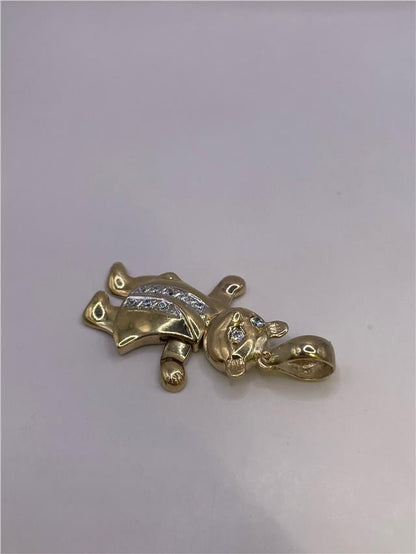 9ct gold pendant weighing 8.9g, featuring a classic design, displayed on a neutral background.