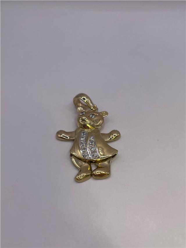9ct gold pendant weighing 8.9g, featuring a smooth polished surface and elegant design, crafted in gold.