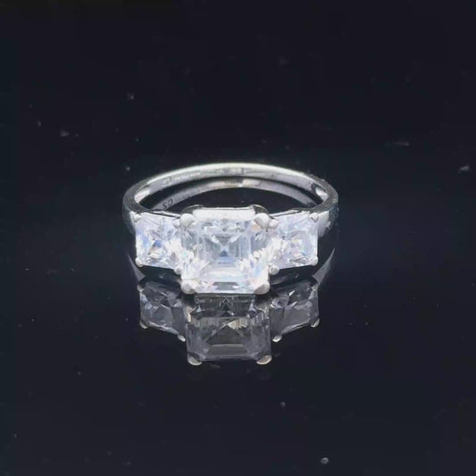 9ct white gold ring size Q1/2 (Sh27886b)
