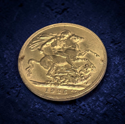 1925 Reeves and Sons full sovereign coin, 8g gold coin with detailed historic design and engravings.