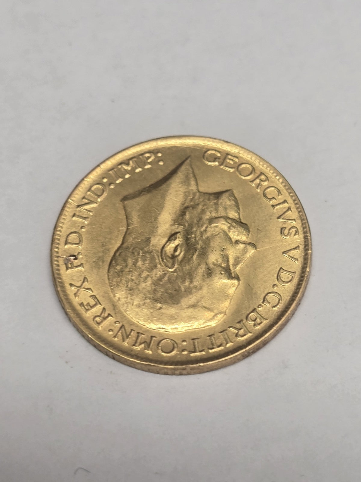 1925 Reeves and Sons full sovereign coin, 8g gold coin with detailed historical design and classic royal portrait.